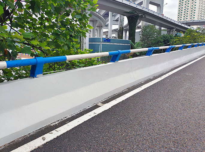 重慶市牛角沱立交內(nèi)二橋和外二橋、中興路立交橋及菜園壩立交橋J線橋鋼筋砼護欄品質(zhì)提升涂刷