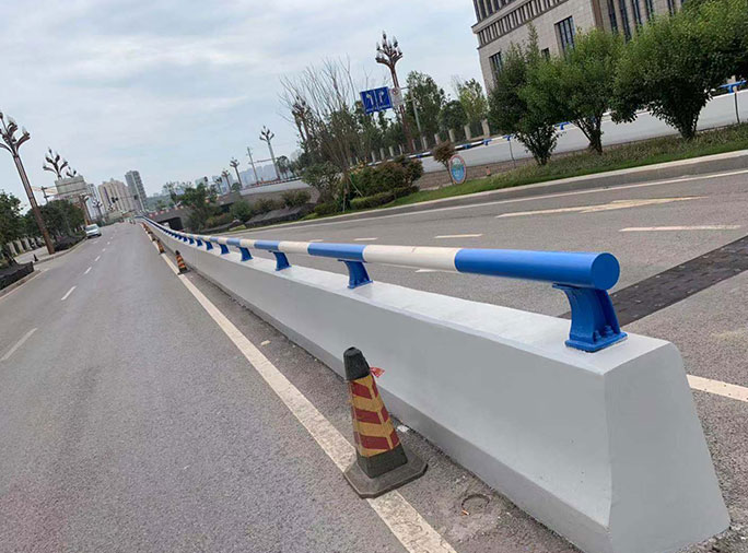 重慶渝北區(qū)同秋立交混凝土防撞墻翻新